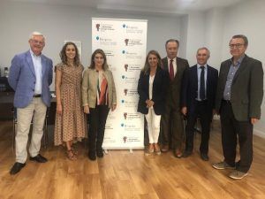 Las personas que aparecen en la foto son: De izquierda a derecha: --Dr. Segismundo Solano Reina. Vicesecretario-Tesorero SEPAR --Dra. Marta Ruiz de Valbuena Maíz. Vocal del Área de Neumología Pediátrica-SEPAR --Dra. María Isabel Barrio Gómez de Agüero. Vocal de la SENP -Dra. María José Mellado Peña. Presidenta de la Asociación Española de Pediatría --Dr. Carlos A. Jiménez-Ruiz. Presidente SEPAR --Dr. Joan Figuerola Mulet. Presidente SENP --Dr. Antonio Moreno Galdó. Coordinador del Área de Neumología Pediátrica-SEPAR.