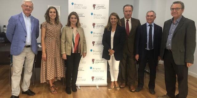 Las personas que aparecen en la foto son: De izquierda a derecha: --Dr. Segismundo Solano Reina. Vicesecretario-Tesorero SEPAR --Dra. Marta Ruiz de Valbuena Maíz. Vocal del Área de Neumología Pediátrica-SEPAR --Dra. María Isabel Barrio Gómez de Agüero. Vocal de la SENP -Dra. María José Mellado Peña. Presidenta de la Asociación Española de Pediatría --Dr. Carlos A. Jiménez-Ruiz. Presidente SEPAR --Dr. Joan Figuerola Mulet. Presidente SENP --Dr. Antonio Moreno Galdó. Coordinador del Área de Neumología Pediátrica-SEPAR.